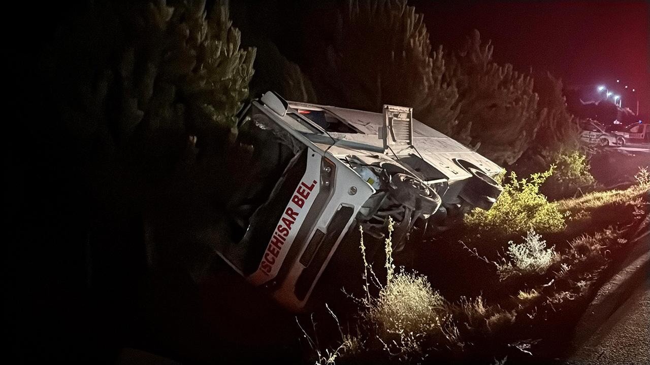 Afyonkarahisar'da Yolcu Midibüsü Devrildi: 12 Yaralı