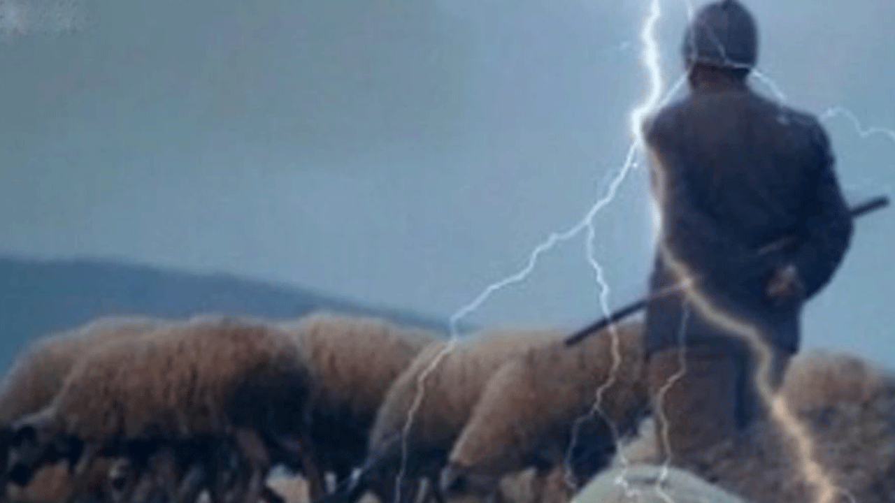 Ağrı’da dedesiyle birlikte hayvan otlatan çobanı yıldırım çarptı