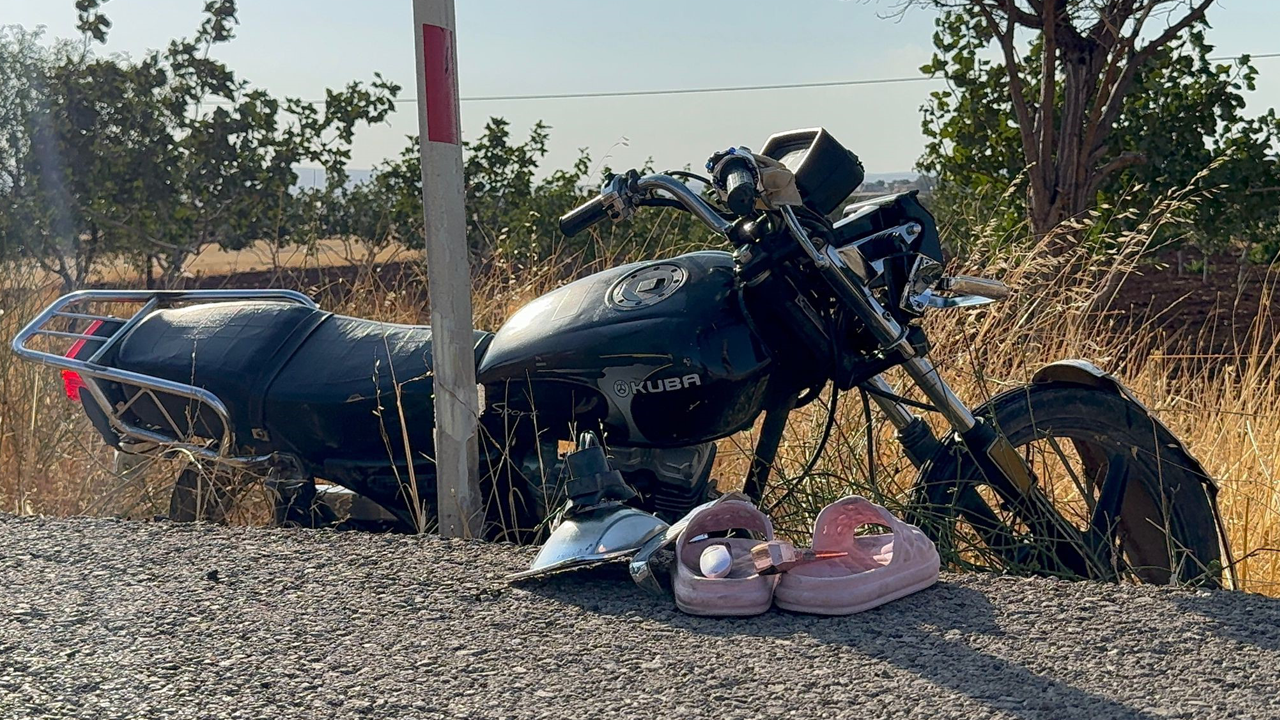 Akıllanmıyorlar! 6 kişinin bindiği motosiklet devrildi: 6 yaralı