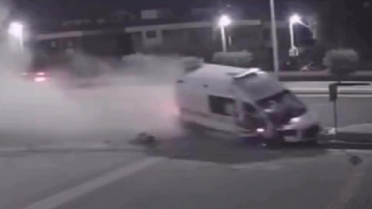 Ambulans kaldırıma çarptı: 2’si ağır 3 sağlık çalışanı yaralandı