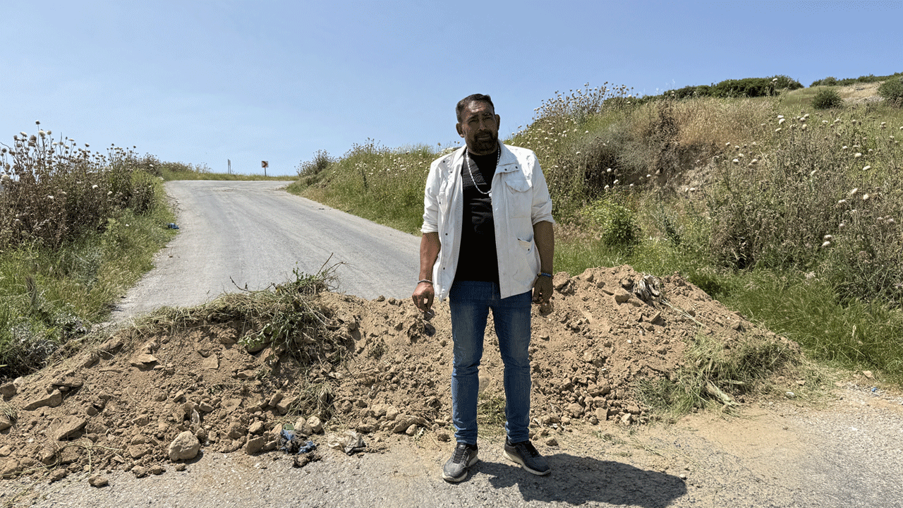 'Arazimden geçiyor' dedi, toprak döküp karayolunu kapattı!