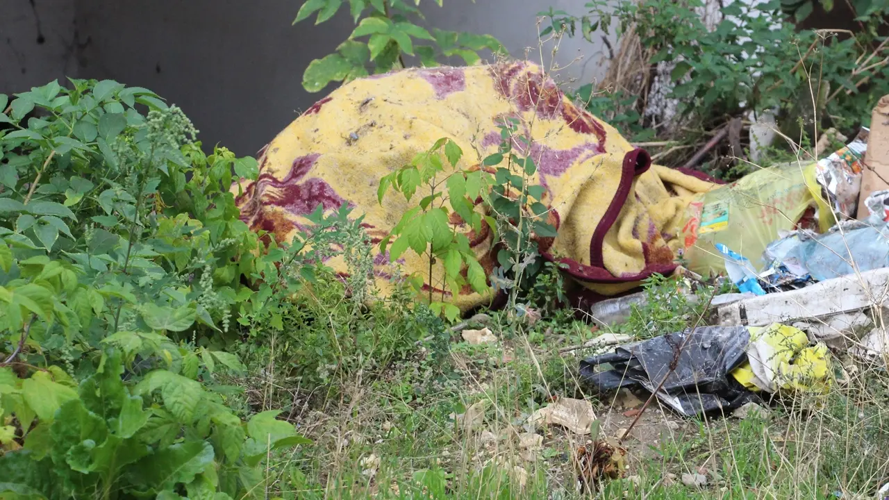 Battaniyeye sarılı ceset, çöp çıktı