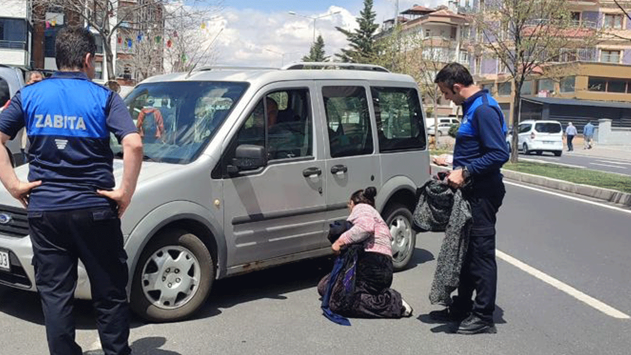 Cami önünde zabıtaya yakalanan dilenci kurtulmak için namaza durdu
