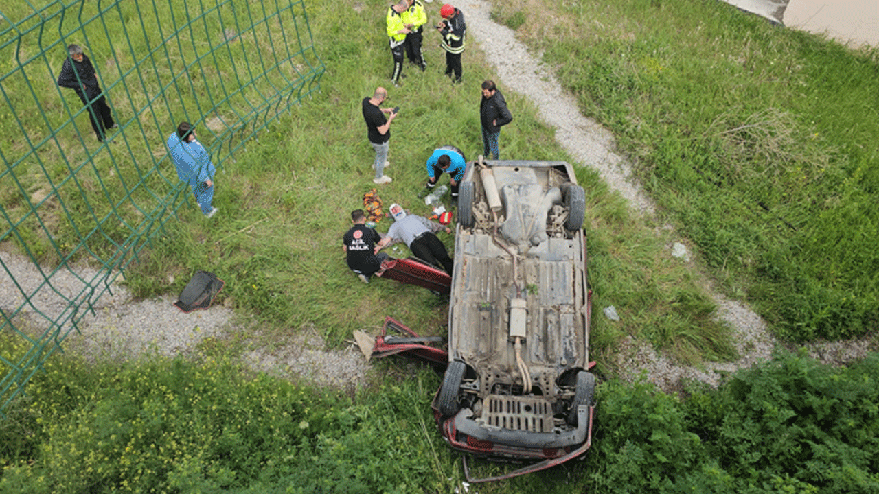 Çorum’da yoldan çıkan bir otomobil atletizm sahasına uçtu! 3 kişi yaralandı
