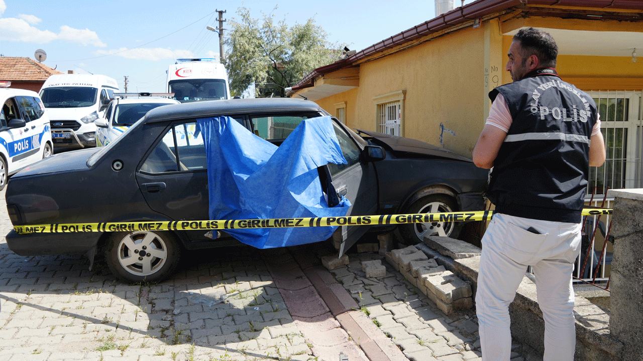 Direksyonda öldü, cesedinin sürmeye devam ettiği otomobil evin duvarına çarptı!