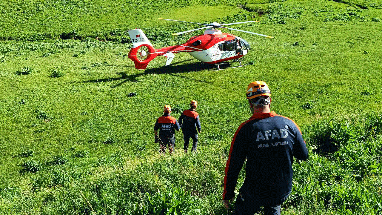Doğa yürüyüşünde ayağı kayalıklara sıkıştı, dağdan ambulans helikopterle kurtarıldı