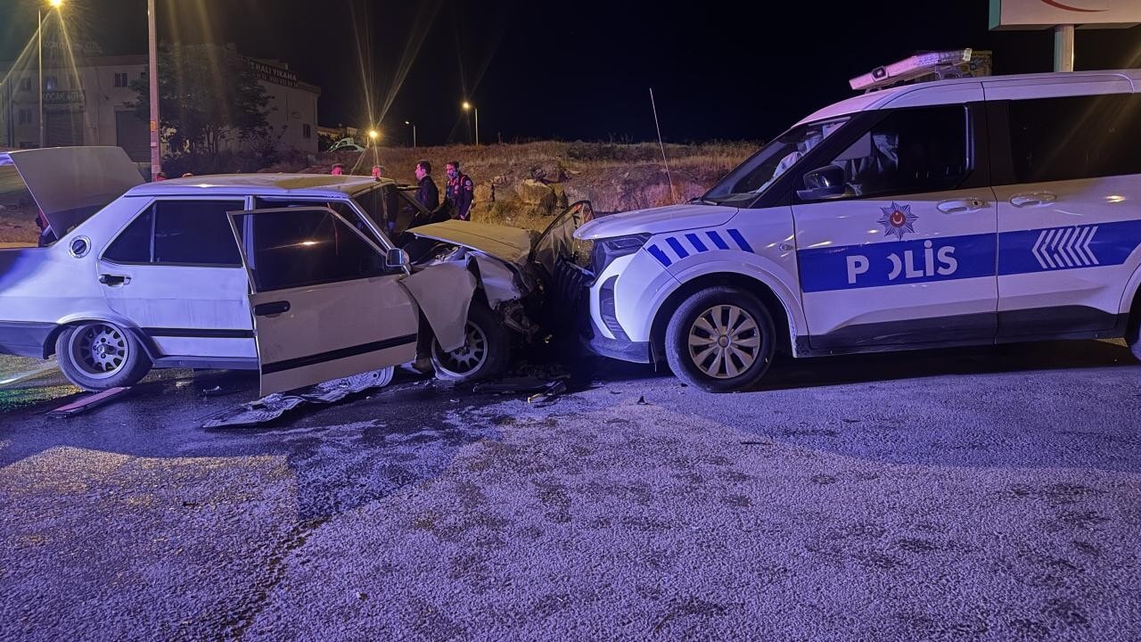 "Dur" İhtarına Uymayan Sürücü Ekip Aracına Çarptı: 2 Polis Yaralı