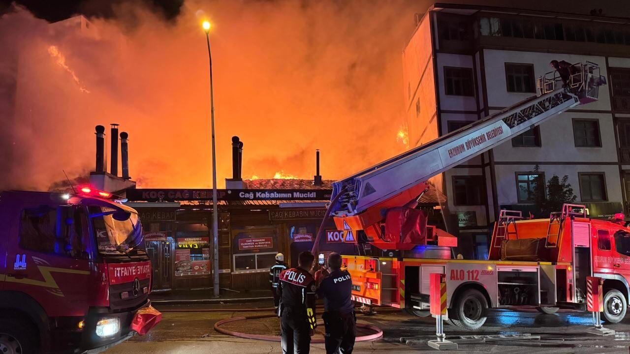 Erzurum’da cağ kebabı restoranındaki yangın çevre binalara sıçradı