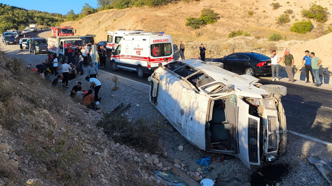 Faciadan dönüldü: Tarım işçilerini taşıyan minibüsün freni patladı, 19 işçi yaralandı