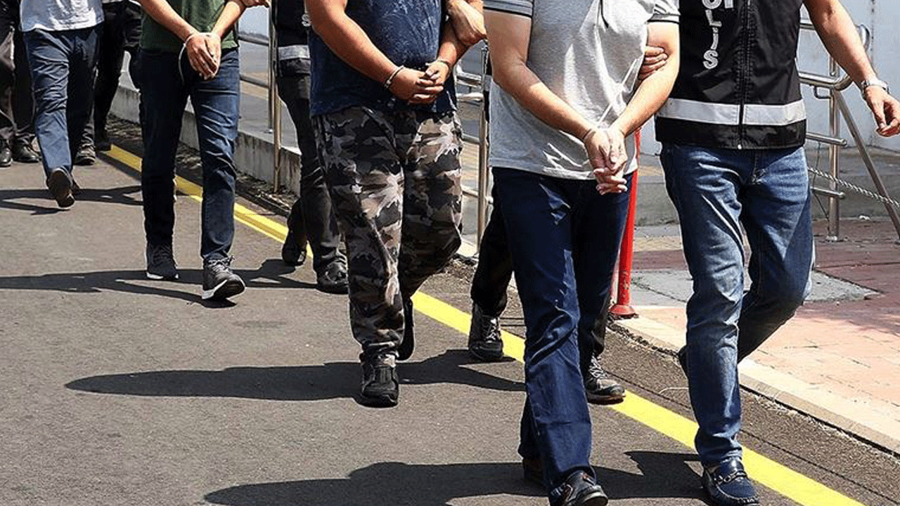 FETÖ’cü mankurtlara İzmir’de mahrem baskın: 51 gözaltı