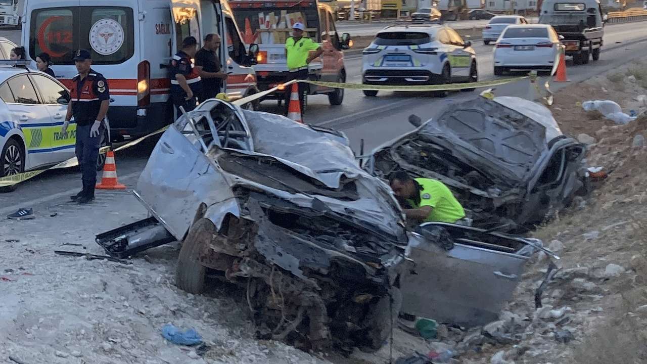 Gaziantep'te feci kaza: Otomobiller hurdaya döndü, 3 kişi öldü, 3 kişi yaralandı
