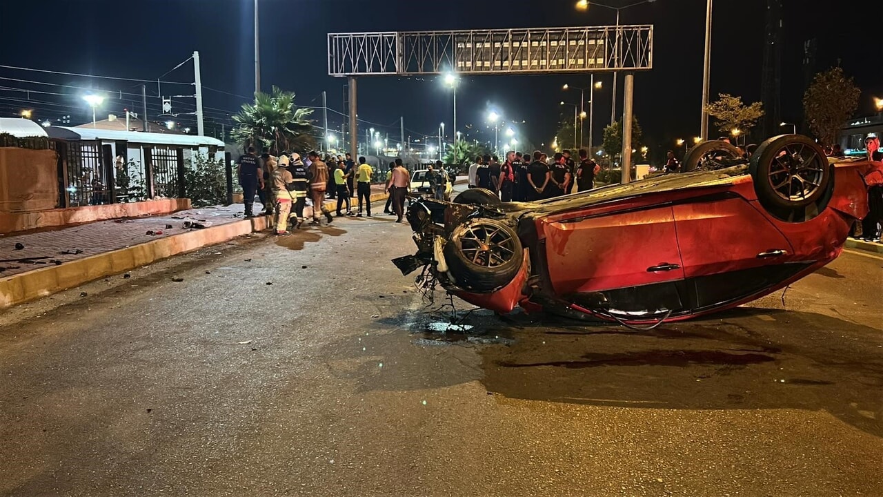 Hatay'da Feci Kaza: Otomobil Kaldırıma Çıktı, 3 Ölü, 3 Yaralı