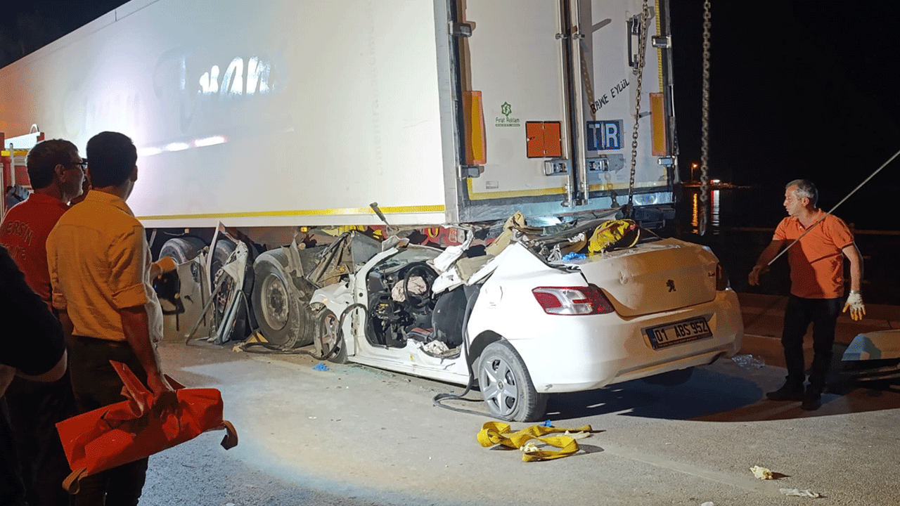Hızla gelip park halindeki tırın altına girdiler: 2 ölü