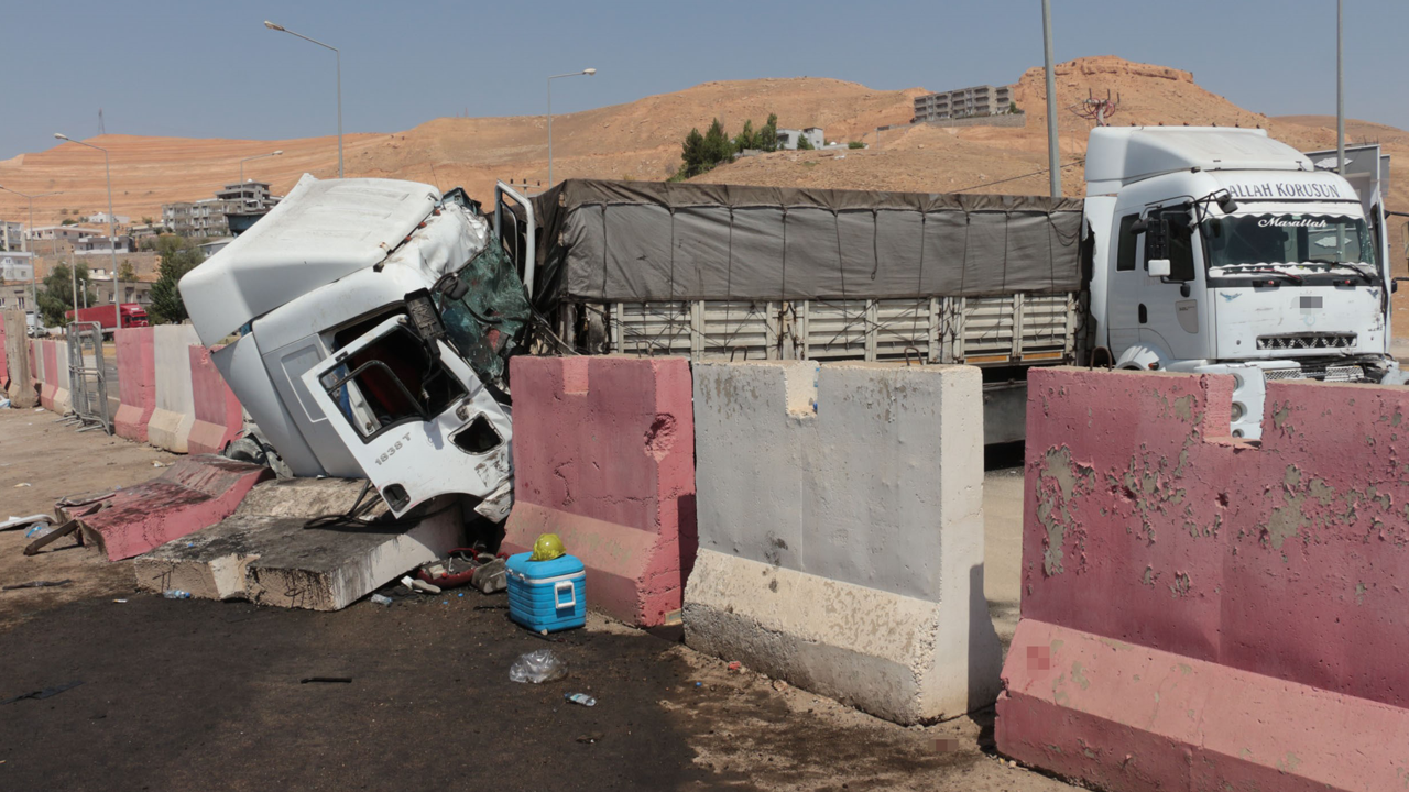 İki kardeşin sürdüğü tırlar yolda çarpıştı: 1’i öldü diğeri yaralandı!