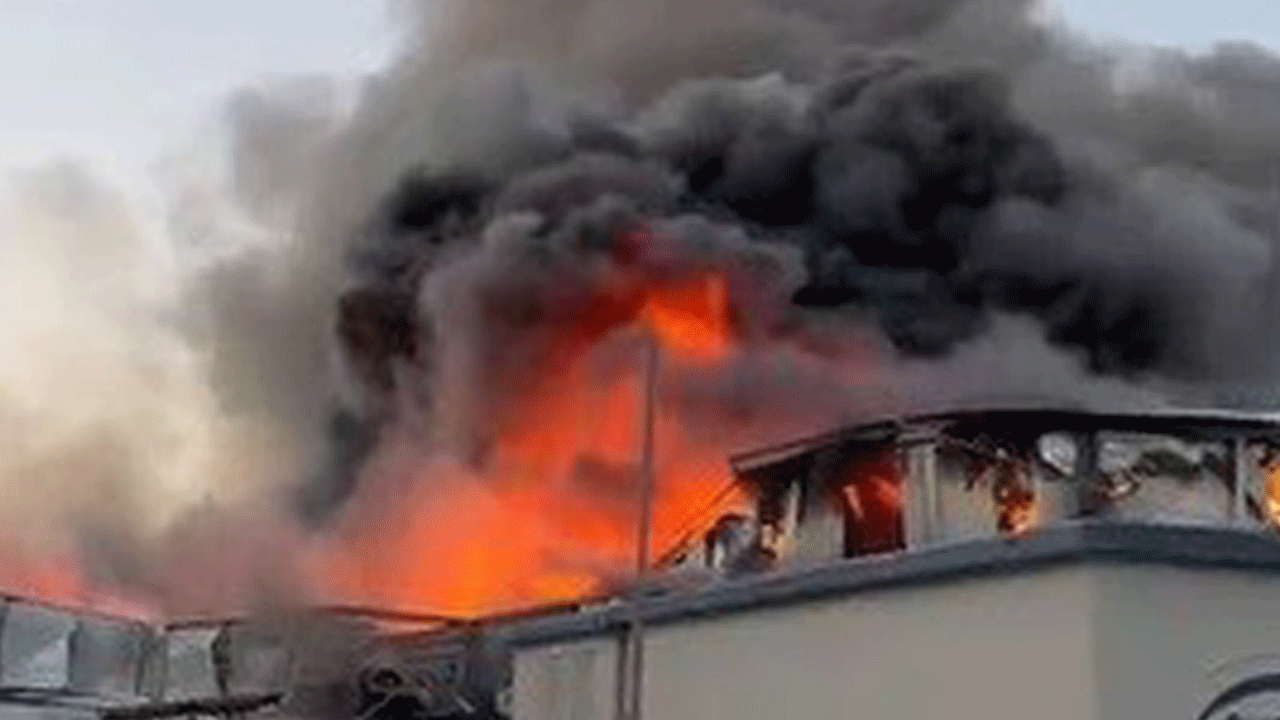 işçilerin kaldığı prefabrik yatakhane kül oldu