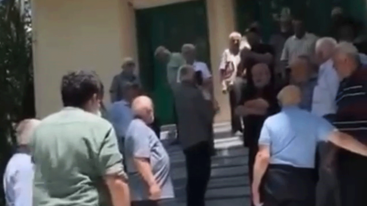 İzin yapan imam camiyi kilitleyip gitti, kapıda kalan cemaat isyan etti!