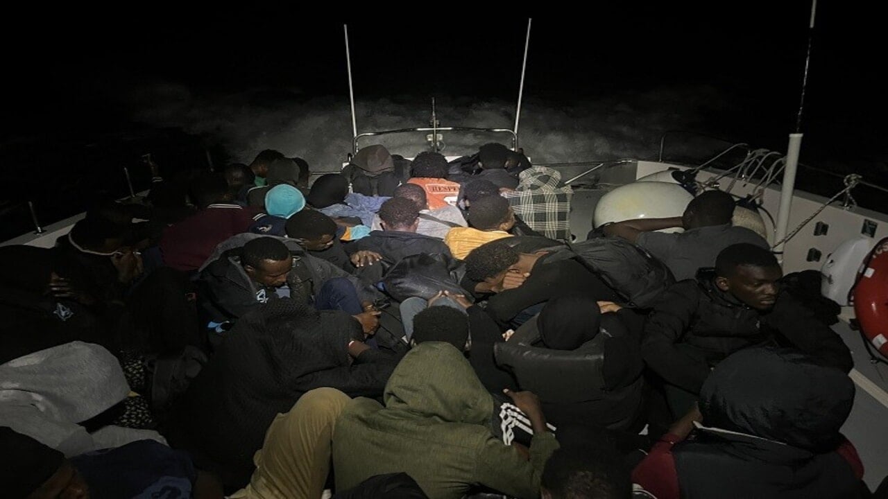 İzmir açıklarında 107 düzensiz göçmen yakalandı, 30 göçmen kurtarıldı