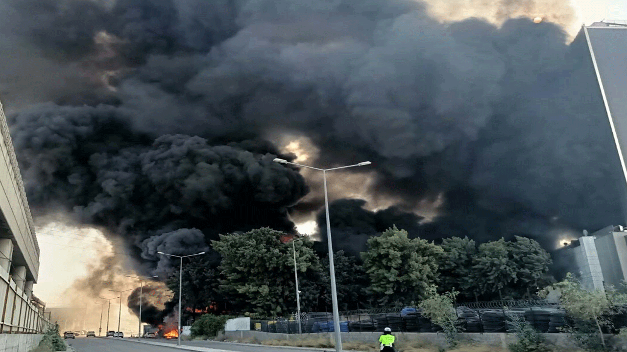 İzmir yanıyor! Plastik fabrikasında çıkan yangın hastaneye sıçradı