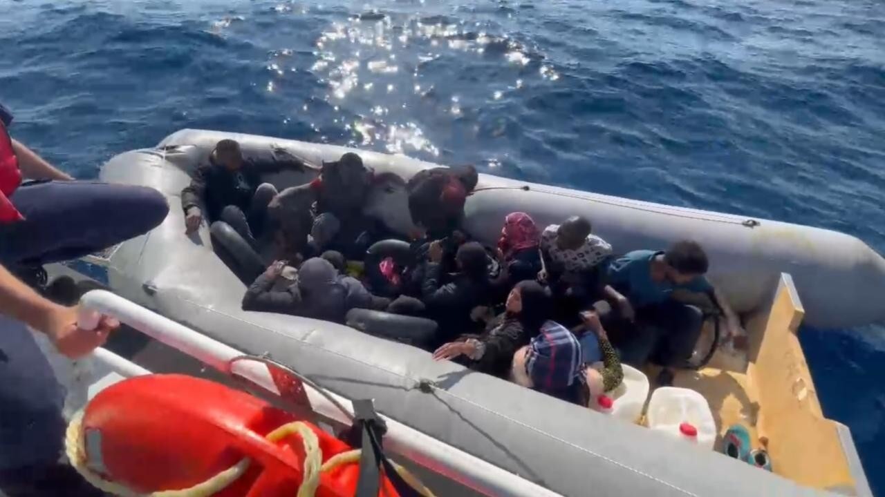 İzmir’de 82 Düzensiz Göçmen Yakalandı, 10 Göçmen Kurtarıldı