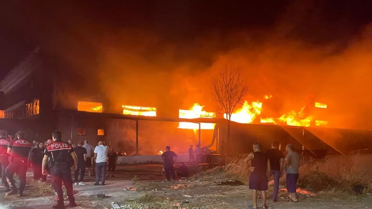 İzmir'de Mobilya Fabrikasında Yangın