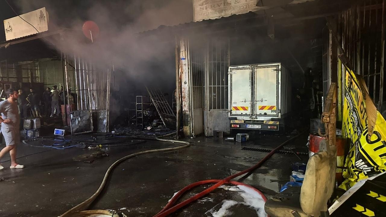 İzmir'de Sanayi Sitesinde Yangın: 3 İş Yeri Kül Oldu