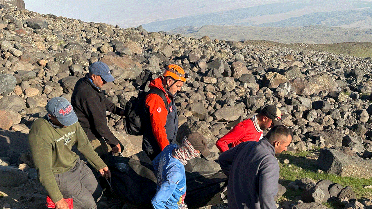 Kalbi Ağrı Dağı’na dayanamadı! 3300 rakımda hayatını kaybetti