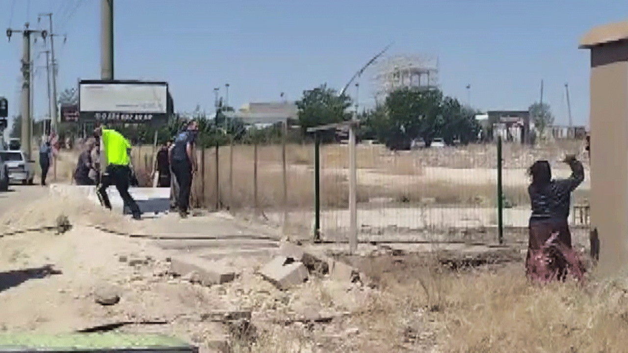 Kaldığı evi yakan kadın, söndürmeye gelen itfaiye ve polisi taşladı