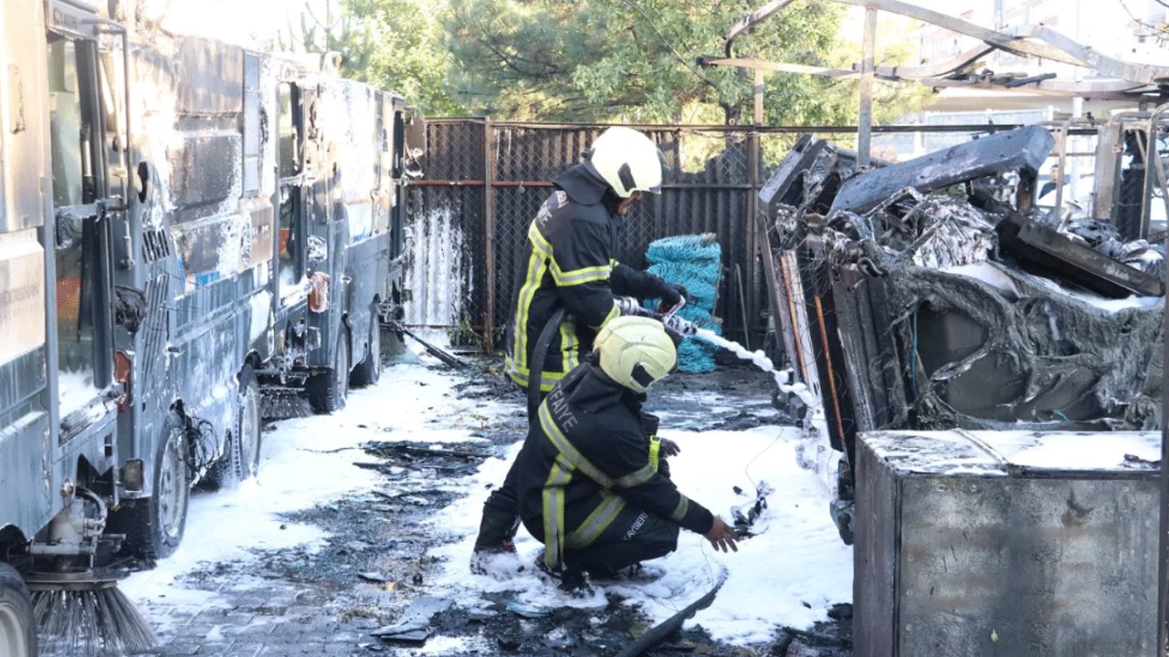 Kayseri'de belediyeye ait 7 temizlik aracı yanarak kül oldu