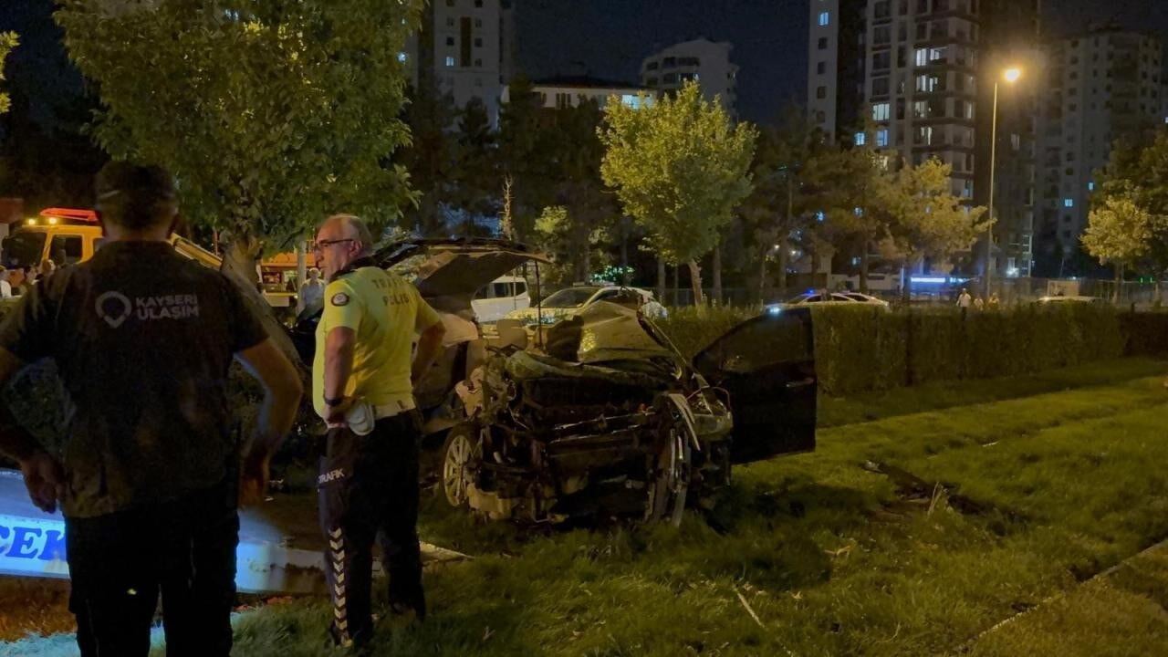 Kayseri’de Otomobil Tramvay Yoluna Girdi: 1 Ölü, 1 Yaralı