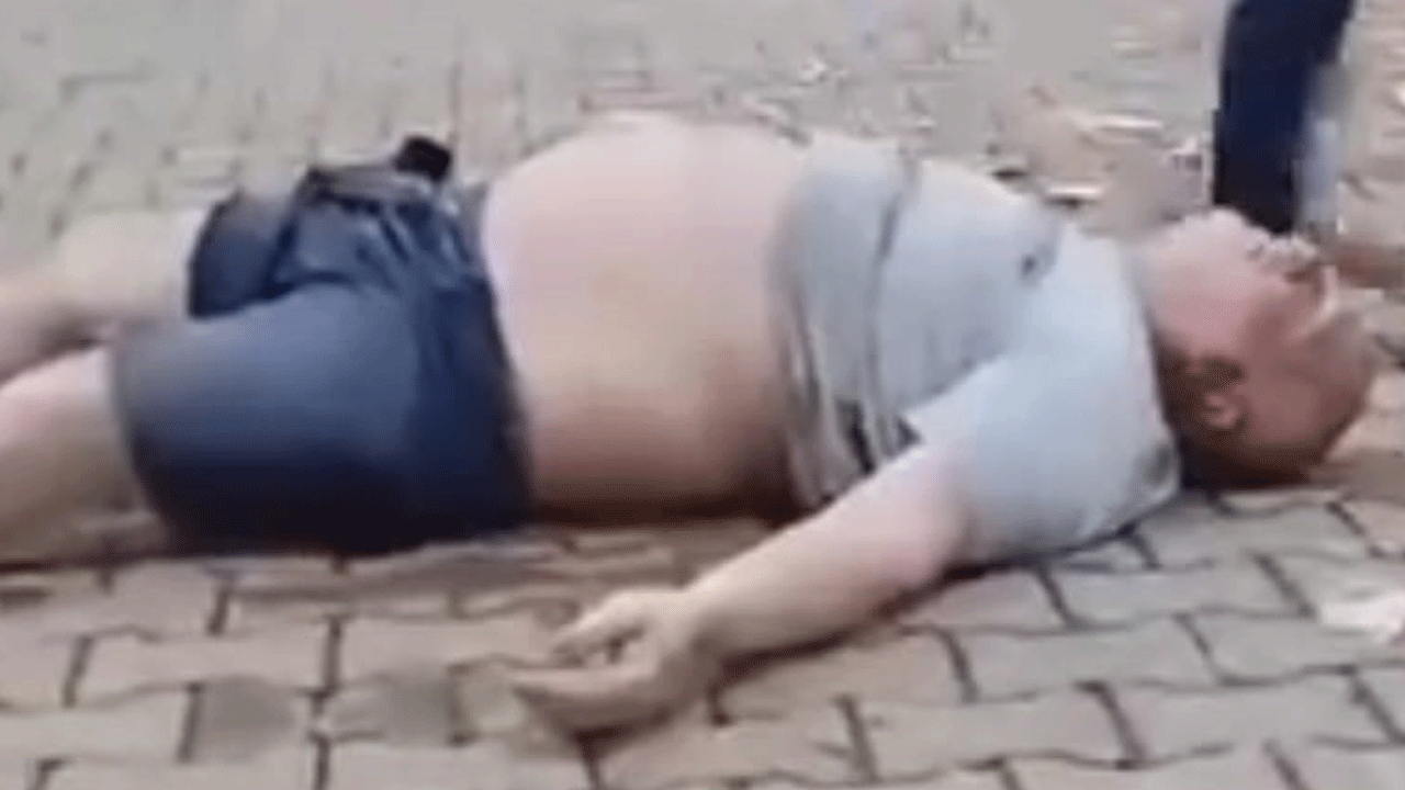 Kızgın boğa kendisine para atan adamı yere serdi