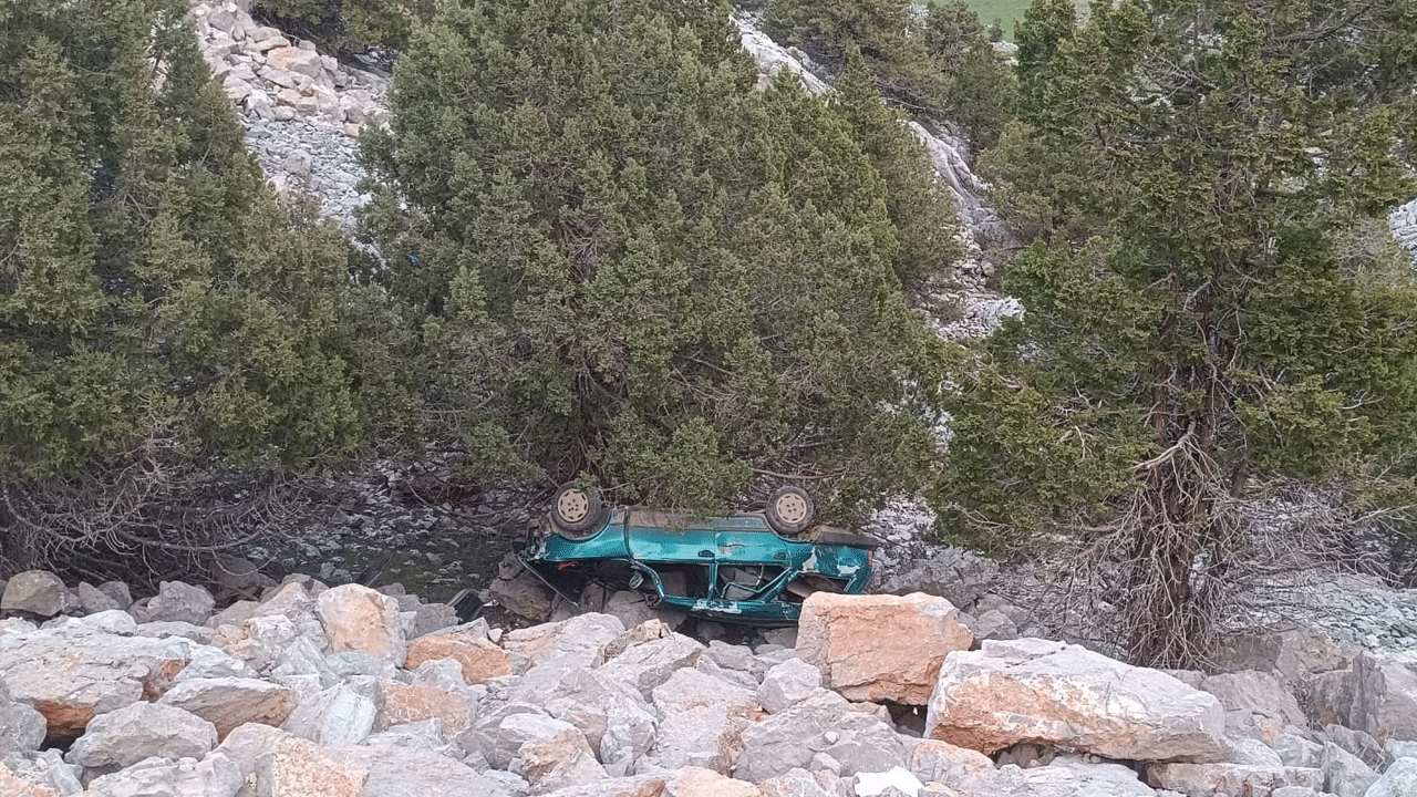 Konya'da otomobil 15 metreden uçuruma uçtu