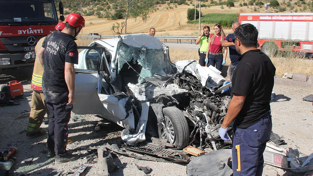  Kula’da feci kaza: Baba ve 3 çocuğu olay yerinde hayatını kaybetti