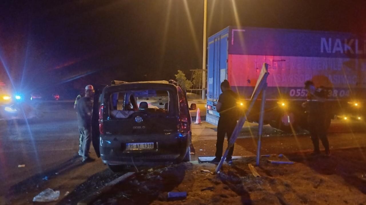 Manisa’da kamyon ile hafif ticari araç çarpıştı: 1 ölü, 8 yaralı