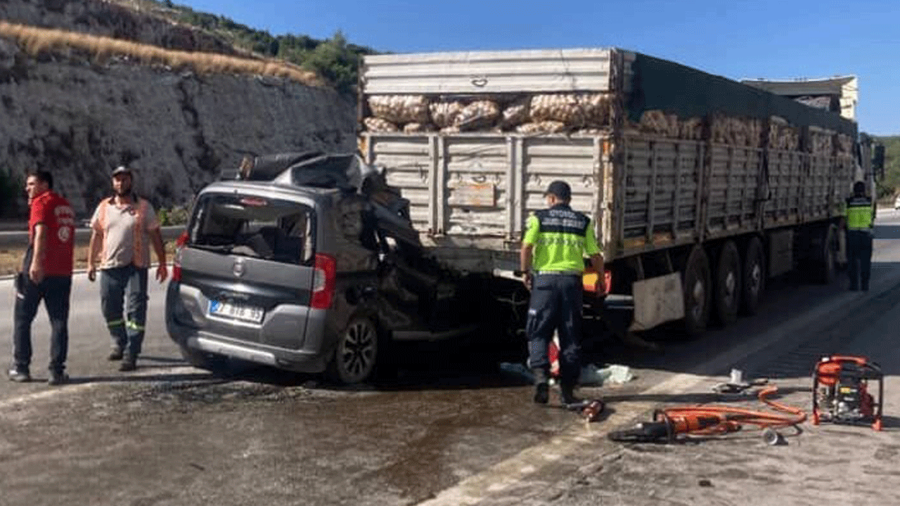 Mersin’de feci kaza: Patates yüklü tıra ok gibi saplandı, 5 kişi öldü, 1 kişi ağır yaralandı