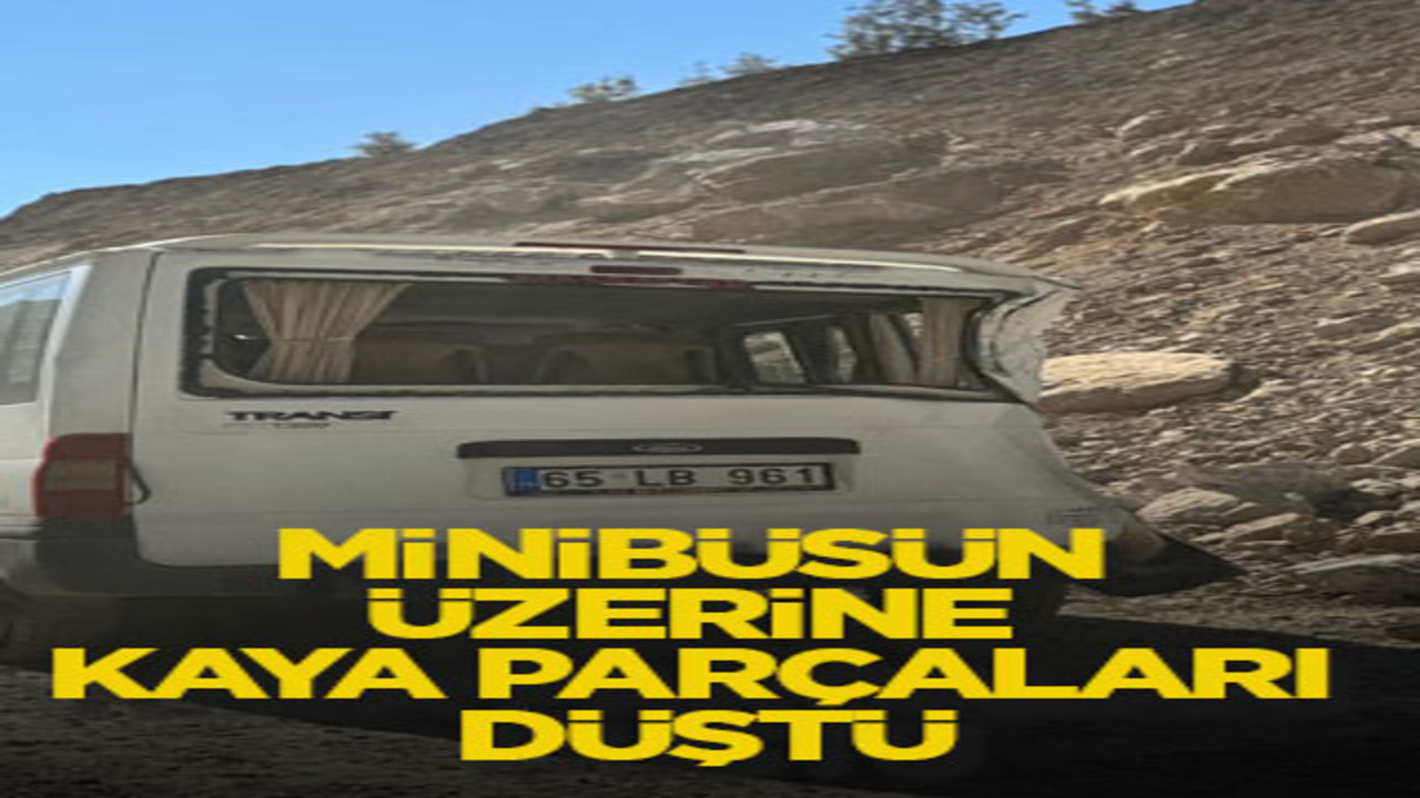 Minibüsün üzerine kaya parçaları düştü