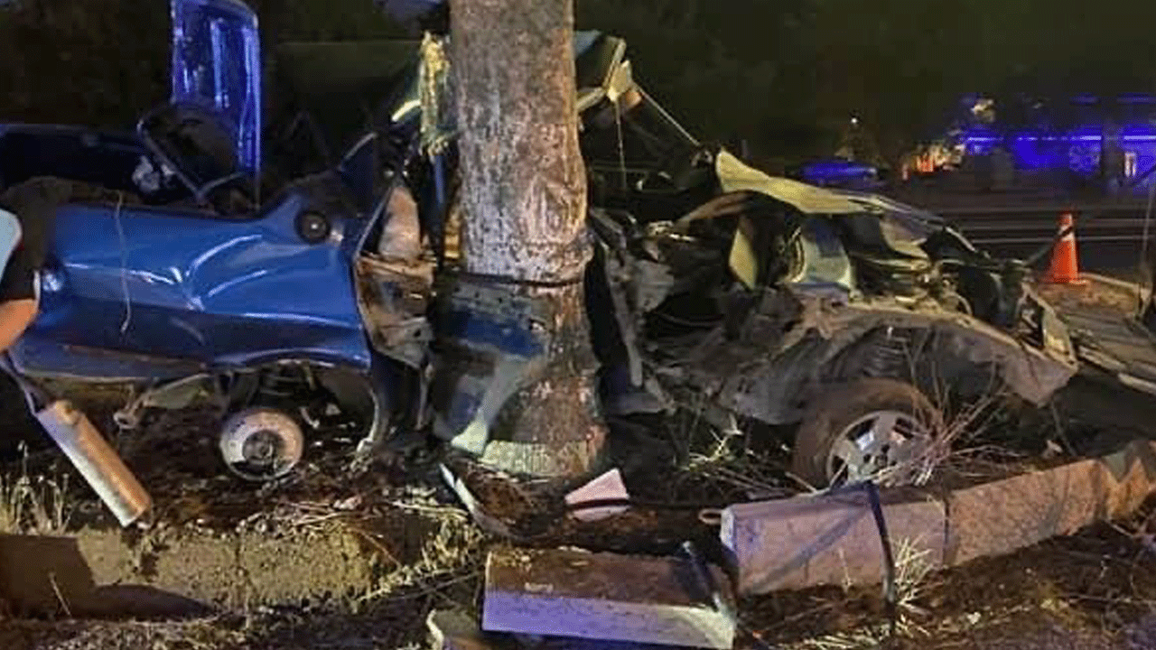 ‘Motorlu tabut’ ağaca çarpıp hurdaya döndü: Sürücü ağır yaralandı