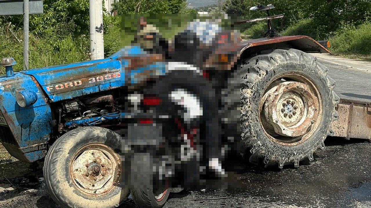 Motosiklet traktöre ok gibi saplandı: 3 ölü