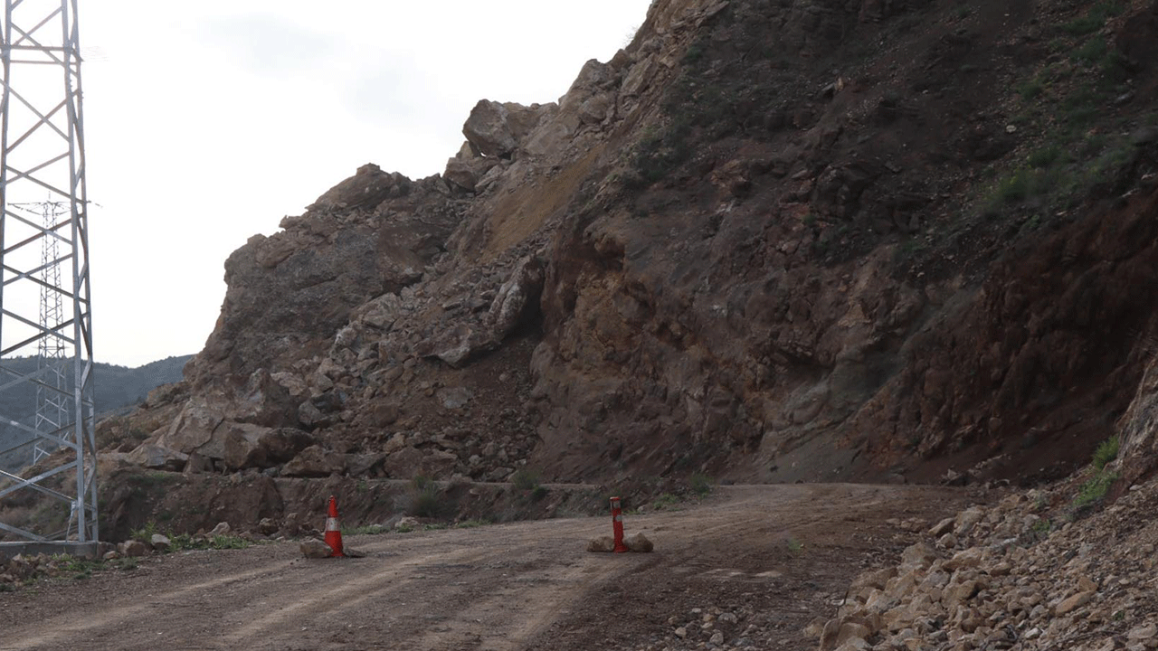 Oltu’da dağ yer değiştirdi, mahalle ile ulaşım kesildi