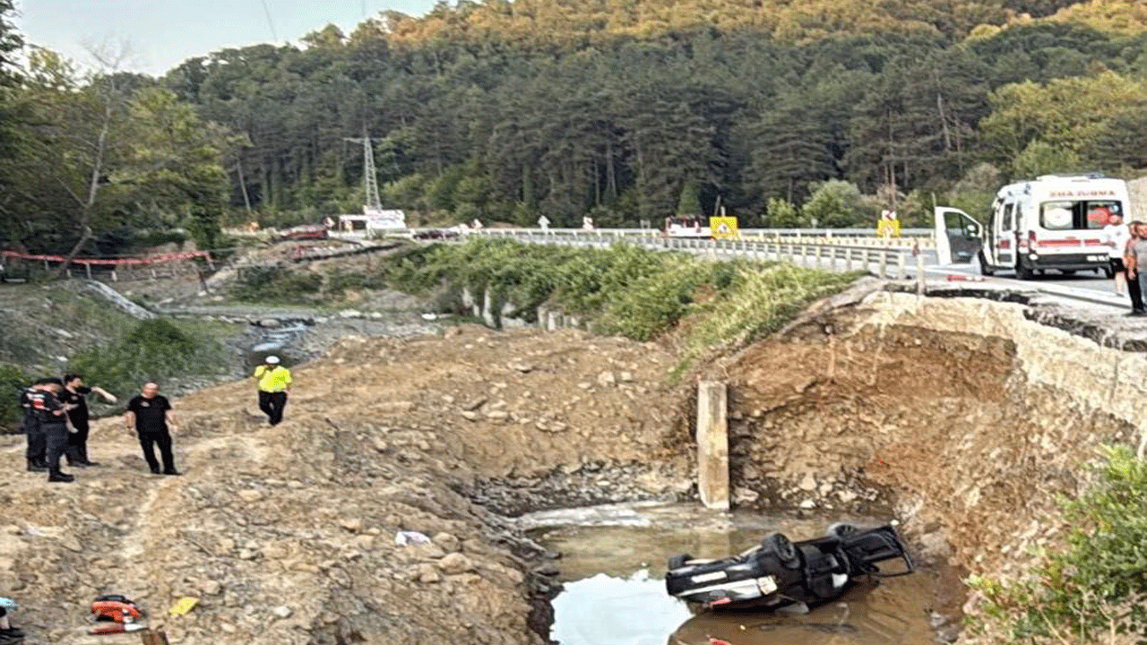 Otomobil dereye uçtu: Baba ile 6 yaşındaki oğlu öldü