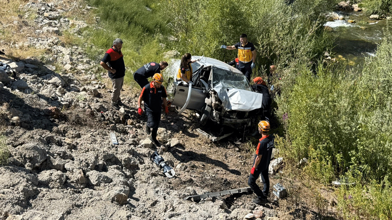 Şenbağlar acıya boğuldu! Otomobil dereye uçtu, karı koca öldü