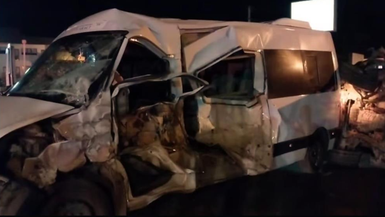 Servis minibüsü ile otomobil çarpıştı: 3 yaralı var