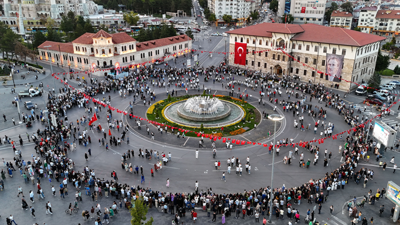 Sivas'ta dev halay! 1058 kişi aynı anda halay çekti