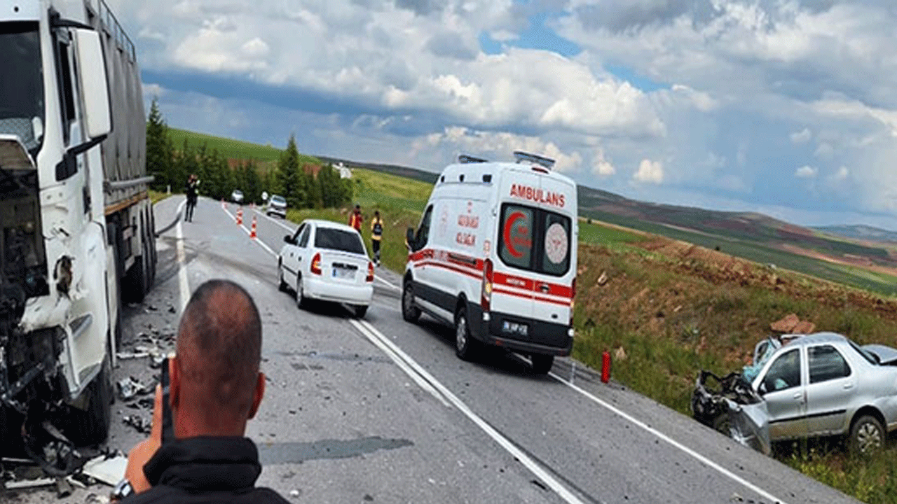 Süt tankeri kara yolunu kana boyadı: Feci şekilde can verdiler