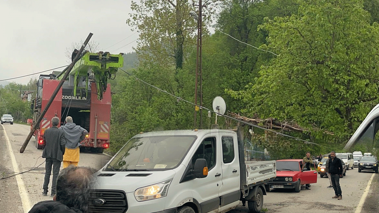 TIR tellere takıldı, şehrin interneti gitti, trafik felç oldu