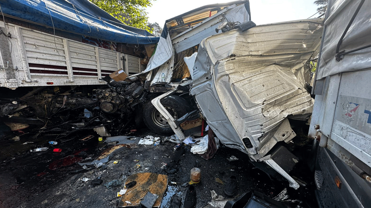 TIR tutulması: 2 TIR kafa kafaya çarpıştı, 3’üncü TIR kaza yapan 2 TIR’a çarptı! 1kişi öldü, 2 kişi yaralandı
