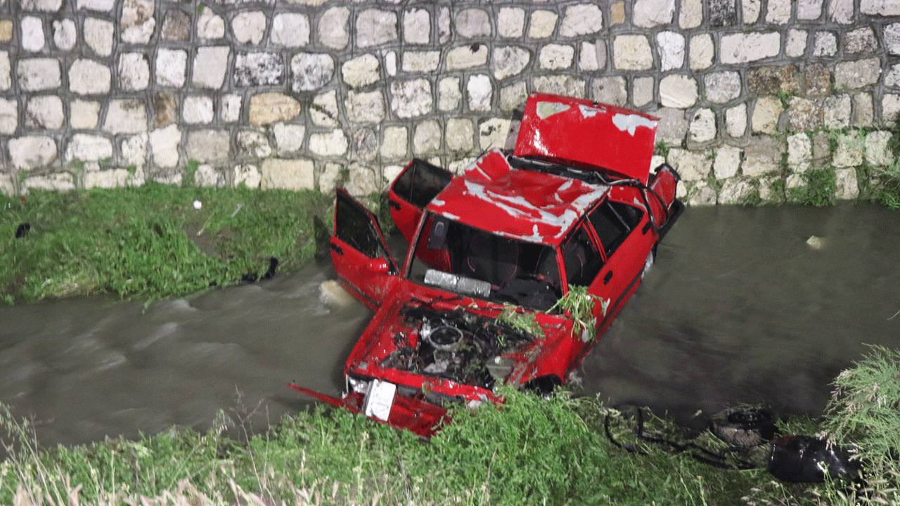 Tüm gençlere ders olmalı: Babasından kaçırdığı araçla dereye uçtu!