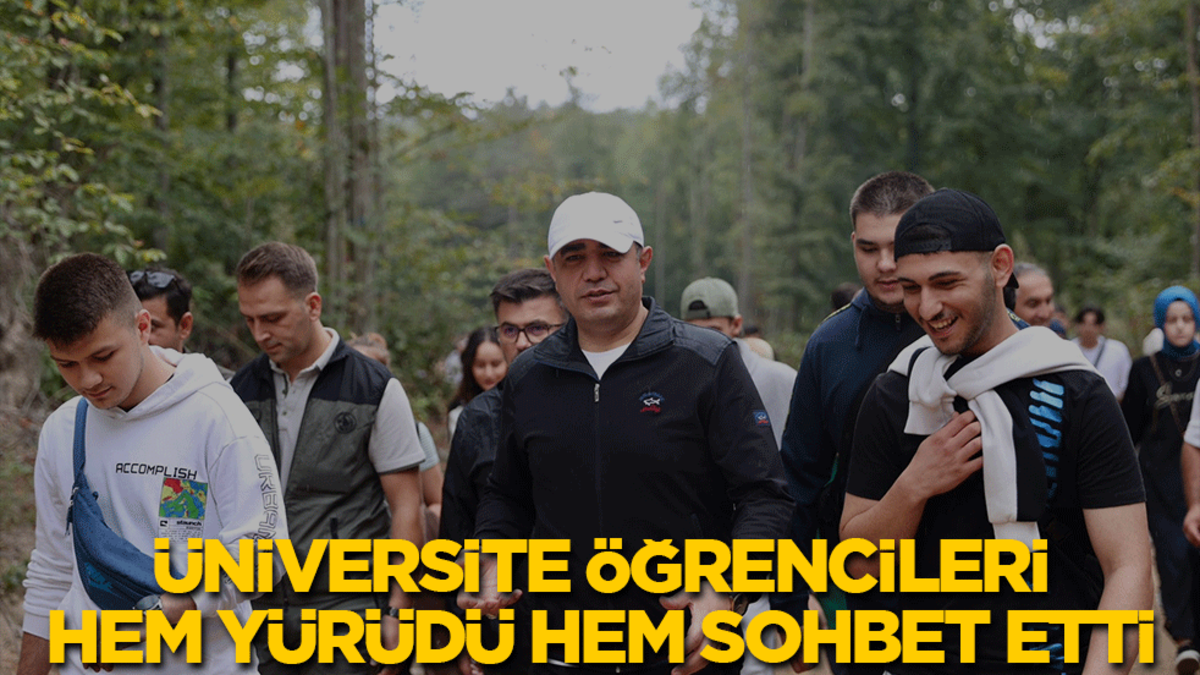 Üniversite öğrenciler hem yürüdü hem sohbet etti