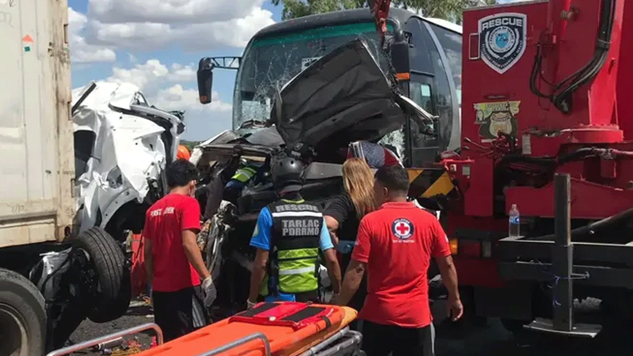 Uyuyan yolcu otobüsünün şoförü otoyol gişesinde bekleyen araçlara çarptı: 12 kişi öldü