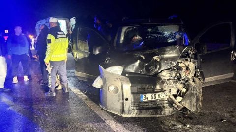Akçakoca’da iki araç kafa kafaya çarpıştı: 5 kişi yaralandı