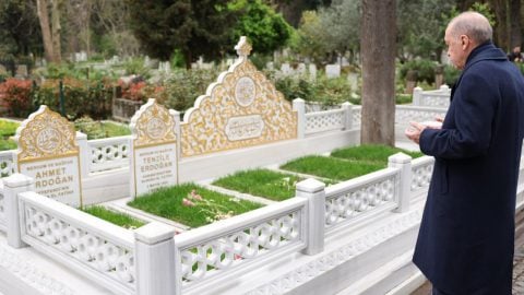 Anne ve babaya dua! Erdoğan’dan kabir ziyareti